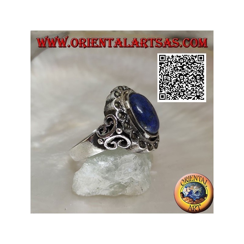Anello in argento con lapislazzulo ovale cabochon contornato da marcassite e farfalla traforata sui lati