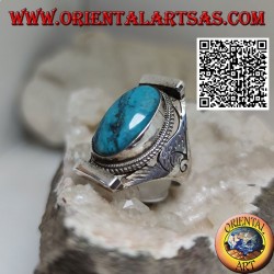 Anillo de plata con turquesa ovalada rodeada de entrelazado en engaste nepalí y grabados en los laterales