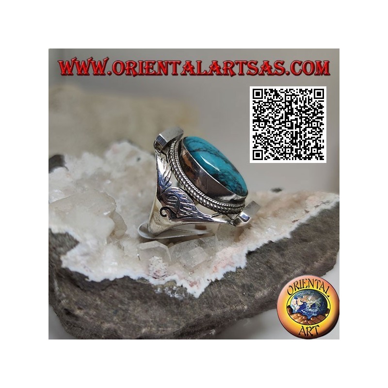 Bague en argent avec turquoise ovale entourée d'entrelacs sur monture népalaise et gravures sur les côtés