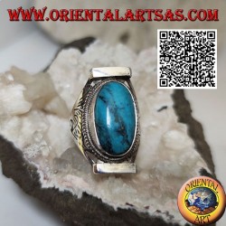 Bague en argent avec turquoise ovale entourée d'entrelacs sur monture népalaise et gravures sur les côtés