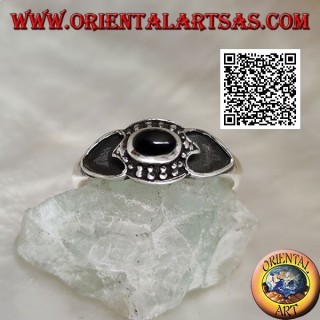 Silberring mit ovalem Onyx, umgeben von Kugeln und Herz an den Seiten ausgehöhlt