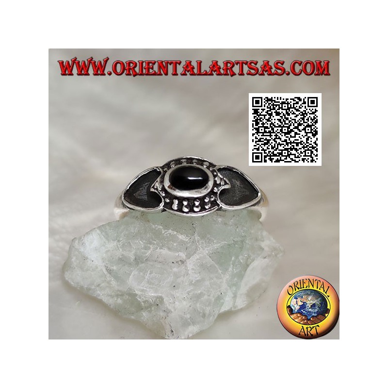 Anello in argento con onice ovale contornata da palline e cuore incavato sui lati