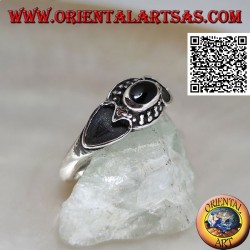 Silberring mit ovalem Onyx, umgeben von Kugeln und Herz an den Seiten ausgehöhlt