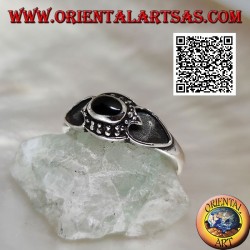 Silberring mit ovalem Onyx, umgeben von Kugeln und Herz an den Seiten ausgehöhlt