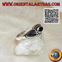 Silberring mit ovalem Onyx, umgeben von Kugeln und Herz an den Seiten ausgehöhlt