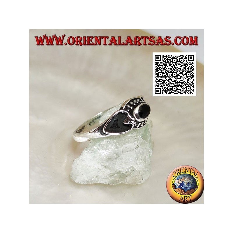 Anillo de plata con ónix ovalado rodeado de bolas y corazón ahuecado a los lados