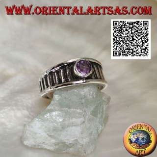 Anillo de plata con amatista redonda natural sobre marco de rayas verticales