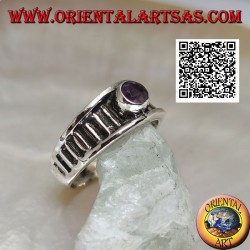 Anillo de plata con amatista redonda natural sobre marco de rayas verticales