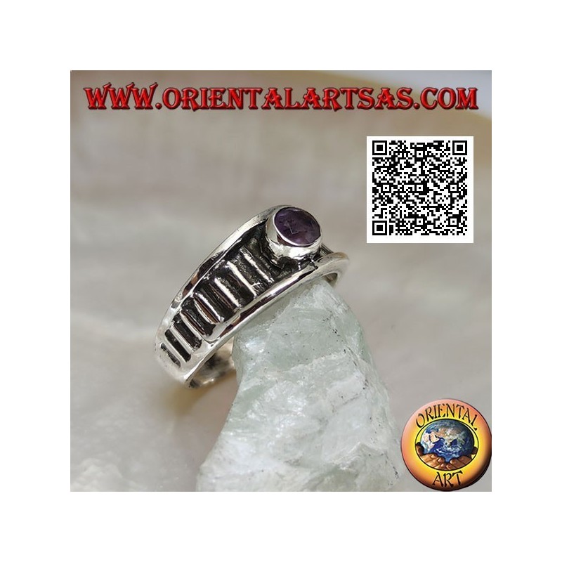 Anillo de plata con amatista redonda natural sobre marco de rayas verticales
