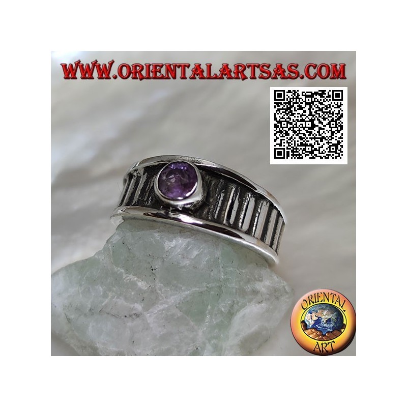 Silberring mit natürlichem rundem Amethyst auf vertikal gestreiftem Rahmen