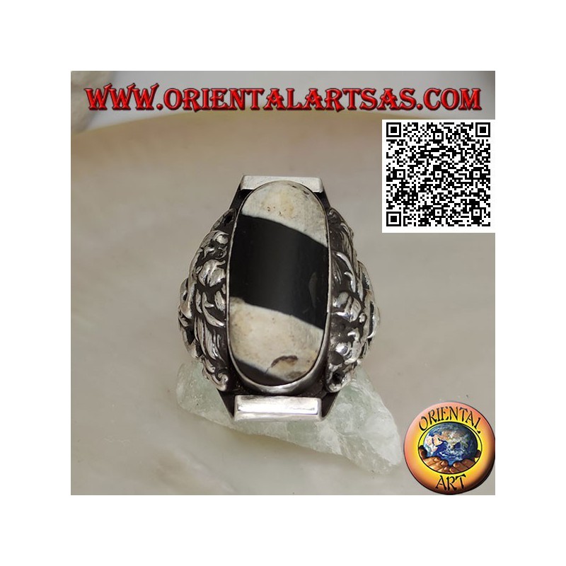 Silberring mit altem tibetischen Dzi-Achat aus den 1900er Jahren auf nepalesischer Fassung mit Reliefdrachen an den Seiten