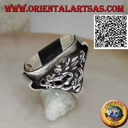 Bague en argent avec ancienne agate tibétaine Dzi des années 1900 sur serti népalais avec dragon en relief sur les côtés