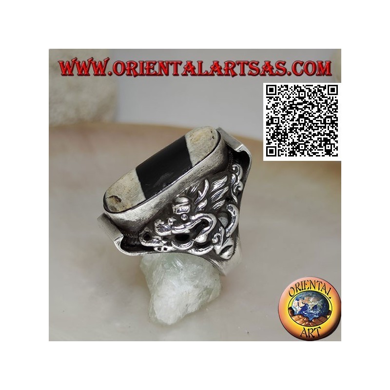 Bague en argent avec ancienne agate tibétaine Dzi des années 1900 sur serti népalais avec dragon en relief sur les côtés