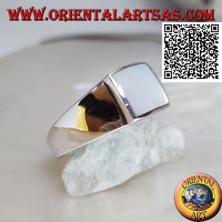 Anello in argento con madreperla quadrata a filo bordo rialzato su montatura liscia