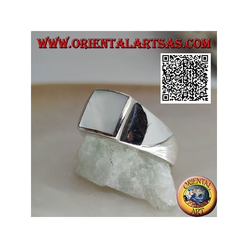 Anello in argento con madreperla quadrata a filo bordo rialzato su montatura liscia
