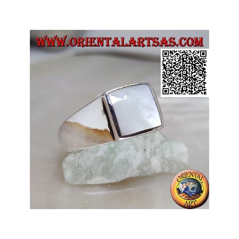 Anillo de plata con nácar cuadrado a ras con borde elevado sobre marco liso