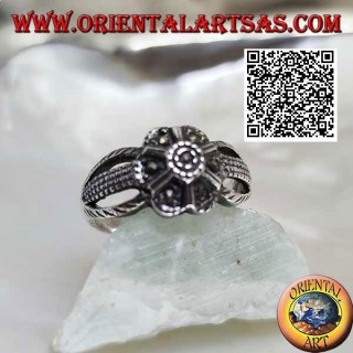 Anillo de plata en forma de flor con seis pétalos unidos a tres hilos tachonados de marcasita