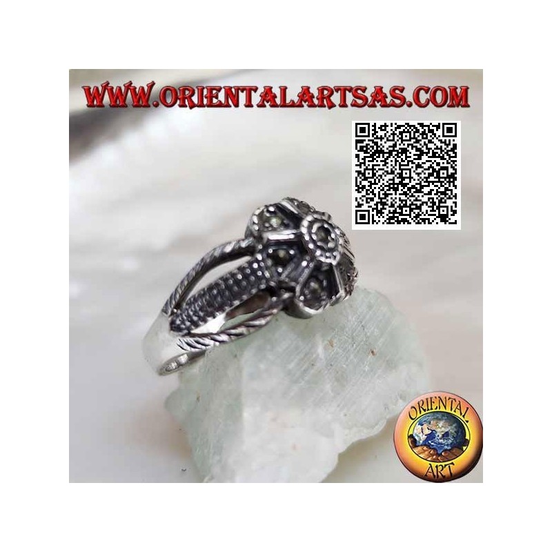 Bague en argent en forme de fleur à six pétales attachés à trois fils parsemés de marcassite