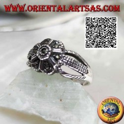Anillo de plata en forma de flor con seis pétalos unidos a tres hilos tachonados de marcasita