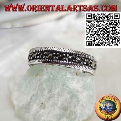 Bague en argent à moitié cloutée de marcassite