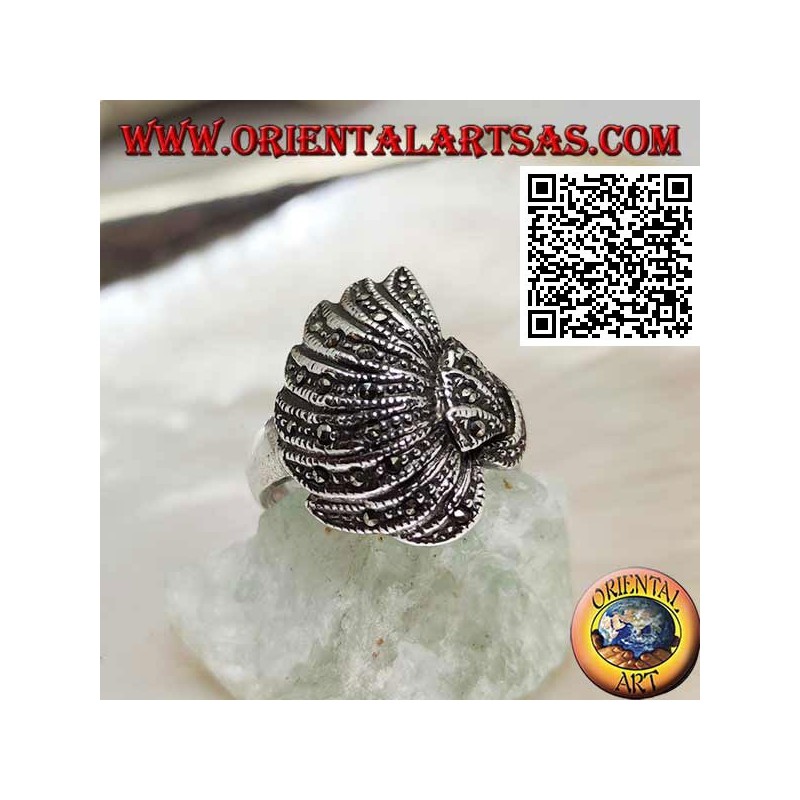 Silberring in einem konvexen Fächer mit Markasit besetzt