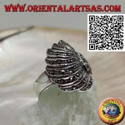 Bague en argent dans un éventail convexe parsemé de marcassite