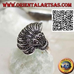 Silberring in einem konvexen Fächer mit Markasit besetzt