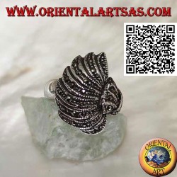 Bague en argent dans un éventail convexe parsemé de marcassite