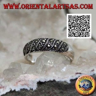 Anillo de plata de banda estrecha con líneas oblicuas de marcasita en el frente