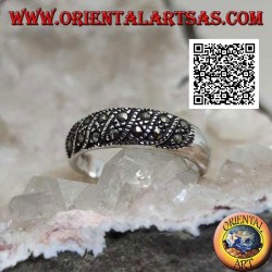 Silver narrow band ring with marcasite oblique lines on the front