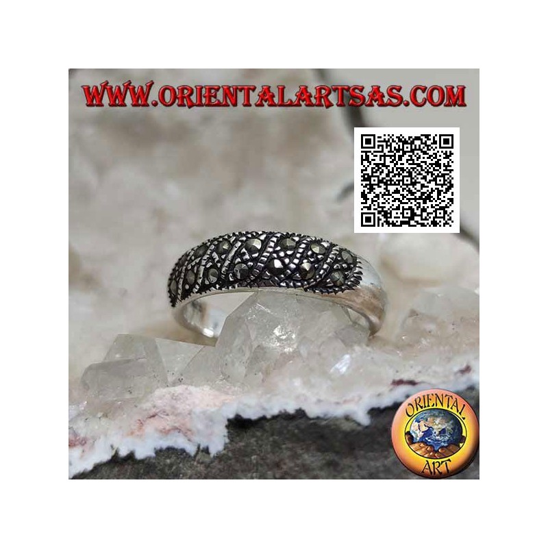 Anillo de plata de banda estrecha con líneas oblicuas de marcasita en el frente