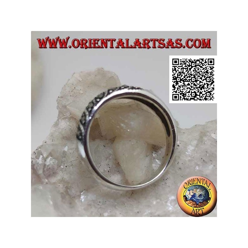 Anillo de plata de banda estrecha con líneas oblicuas de marcasita en el frente