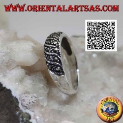 Silver narrow band ring with marcasite oblique lines on the front