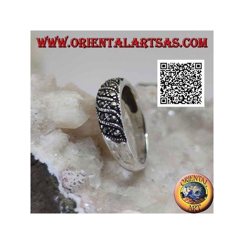 Bague à bande étroite en argent avec lignes obliques en marcassite sur le devant
