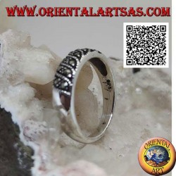 Anillo de plata de banda estrecha con líneas oblicuas de marcasita en el frente