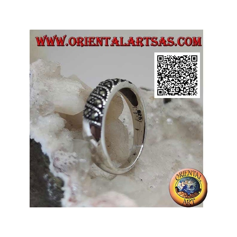Bague à bande étroite en argent avec lignes obliques en marcassite sur le devant