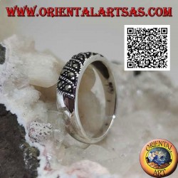 Silver narrow band ring with marcasite oblique lines on the front