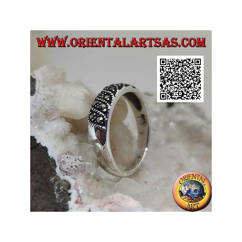 Anello in argento a fascia stretta con linee oblique di marcassite sul davanti