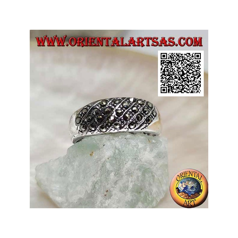 Bague large bande en argent avec lignes obliques en marcassite sur le devant