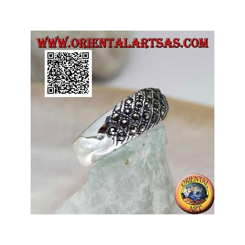 Bague large bande en argent avec lignes obliques en marcassite sur le devant