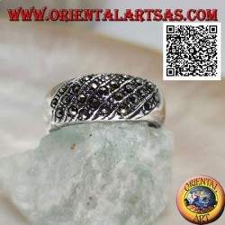 Bague large bande en argent avec lignes obliques en marcassite sur le devant