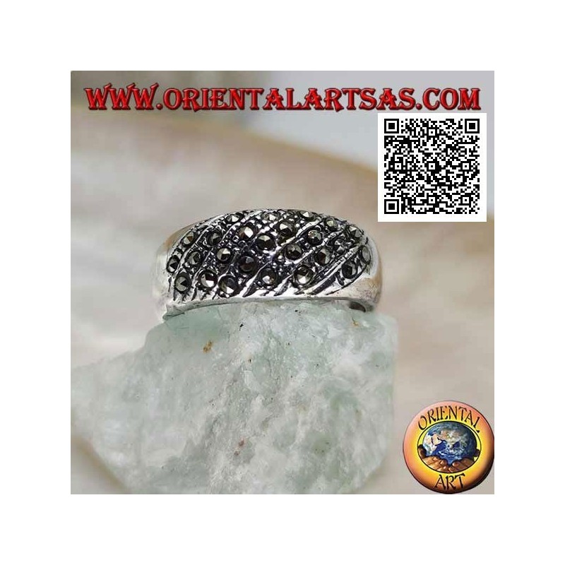 Anello in argento a fascia larga con linee oblique di marcassite sul davanti