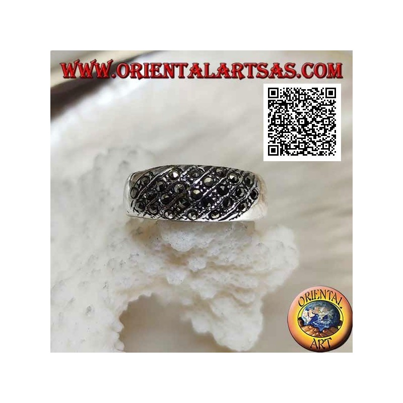 Anillo de plata de banda ancha con líneas oblicuas de marcasita en el frente