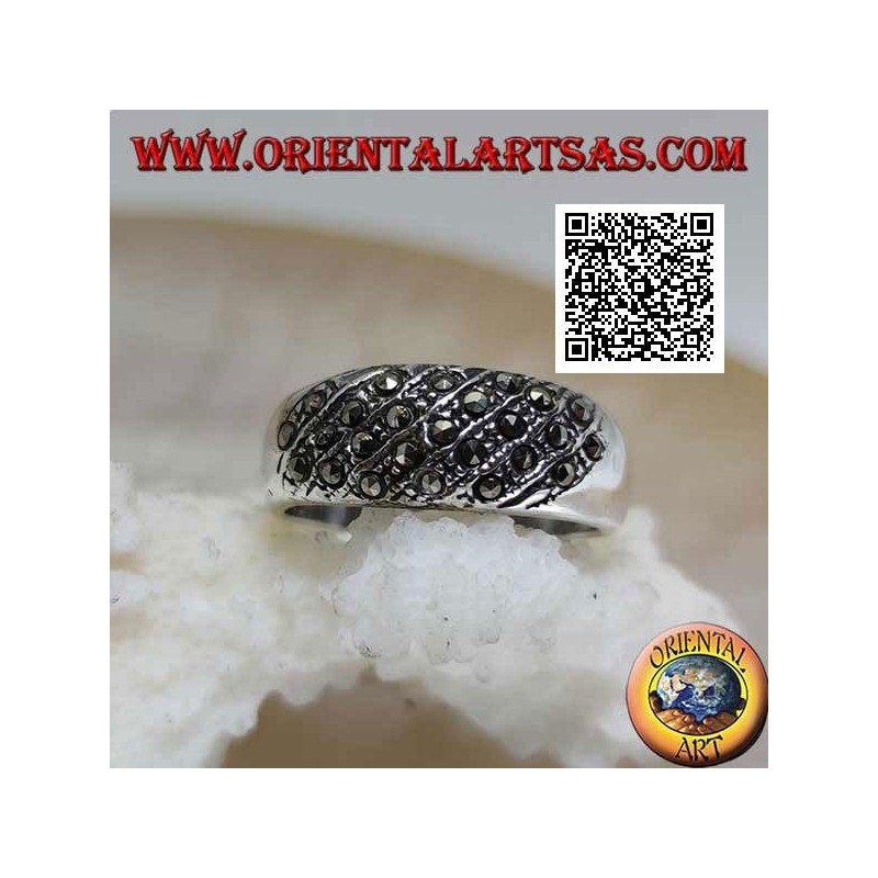 Anello in argento a fascia larga con linee oblique di marcassite sul davanti
