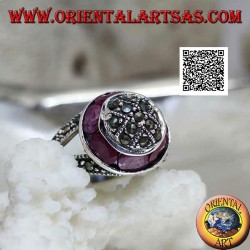 Anillo de plata con cúpula tachonada de marcasita y anillo circular de rubí ovalado natural