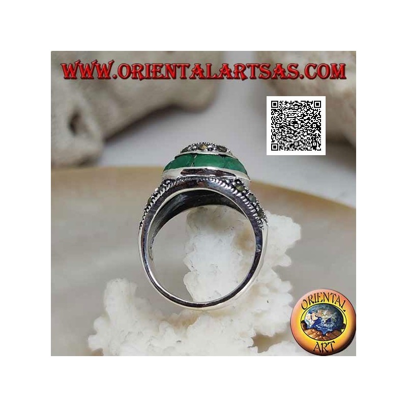 Anillo de plata con cúpula tachonada de marcasita y anillo circular de esmeralda ovalada natural