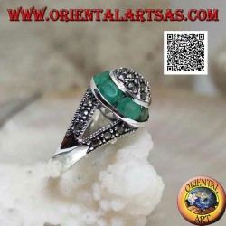 Anillo de plata con cúpula tachonada de marcasita y anillo circular de esmeralda ovalada natural