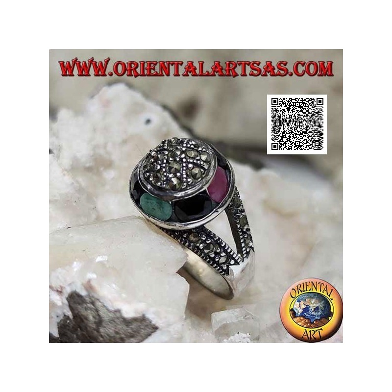 Anello in argento a cupola tempestata di marcassite e anello circolare di smeraldi, rubini e zaffiri ovali naturali