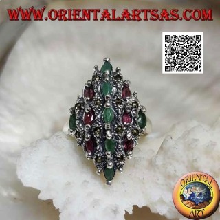 Anello in argento a rombo tempestato di rubini e smeraldi naturali ovali a file e marcasite