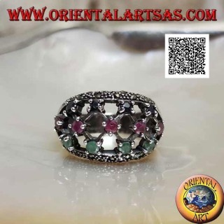 Anello in argento a fascia con rubini,smeraldi e zaffiri tondi incastonati su tela traforata e marcasite
